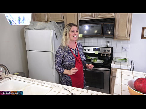 ❤️ Stepmom Mëllech him an der Kichen virun sengem Datum Hausgemachte Porno bei eis ️❤